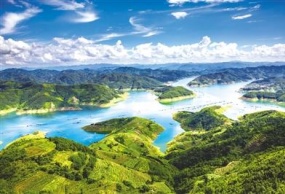 【谁与争锋6日游】马岭河峡谷；万峰林；万峰湖；黄果树大瀑布；荔波小七孔；西江千户苗寨（入住三晚四星酒店，二晚五星级酒店，不进任何购物店）